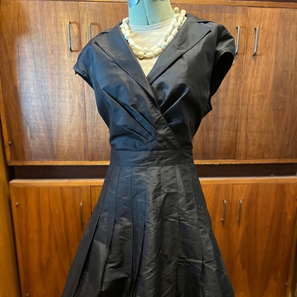 Kay Unger Dresses & Skirts - Designer Kay Unger size 12 structured black dress
